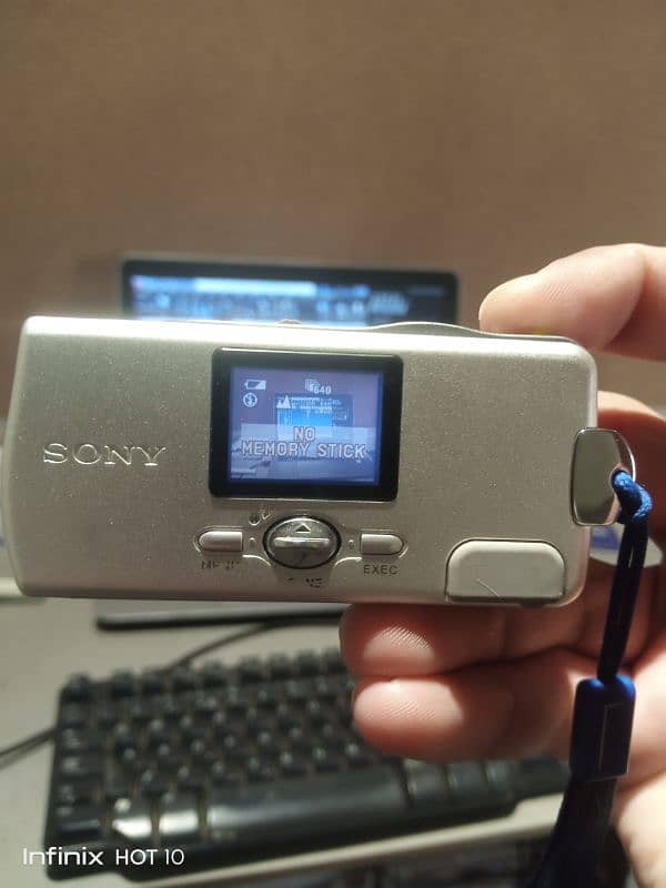 Sony digital still camera model DSC-U20 3