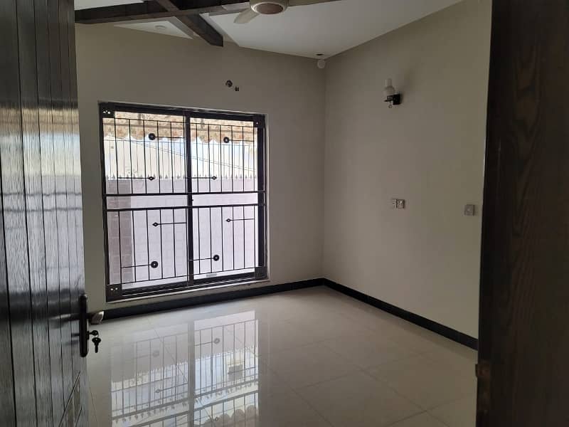 10 Marla Private Construction House With Gas Super Hot Location 9