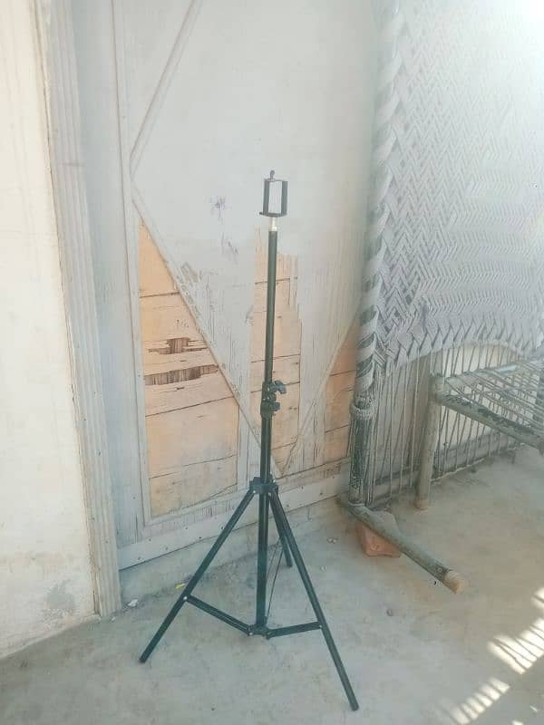 7ft tripod stand 1