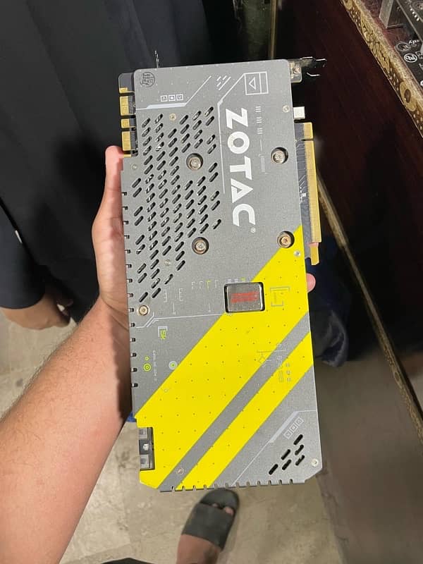 ZOTAC NVIDIA GTX 1070 AMP EDITION 1