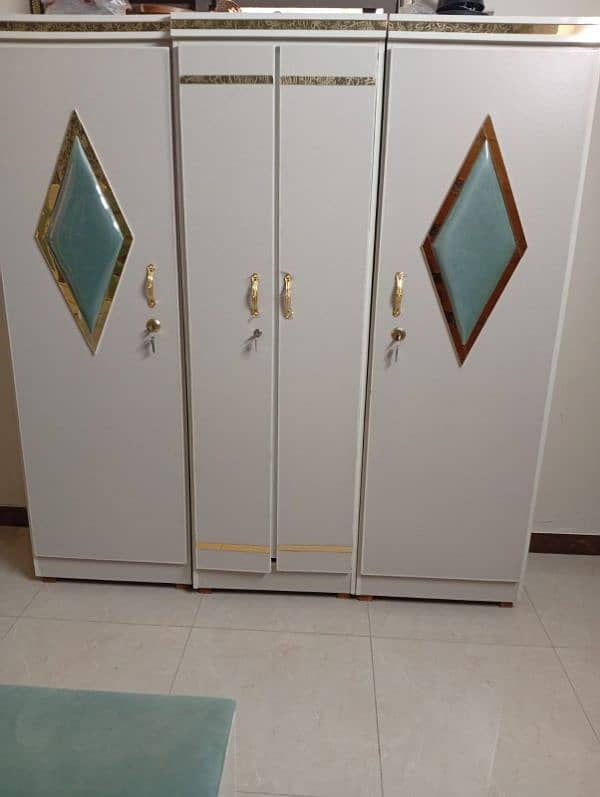 cupboard with saite king size bed 0