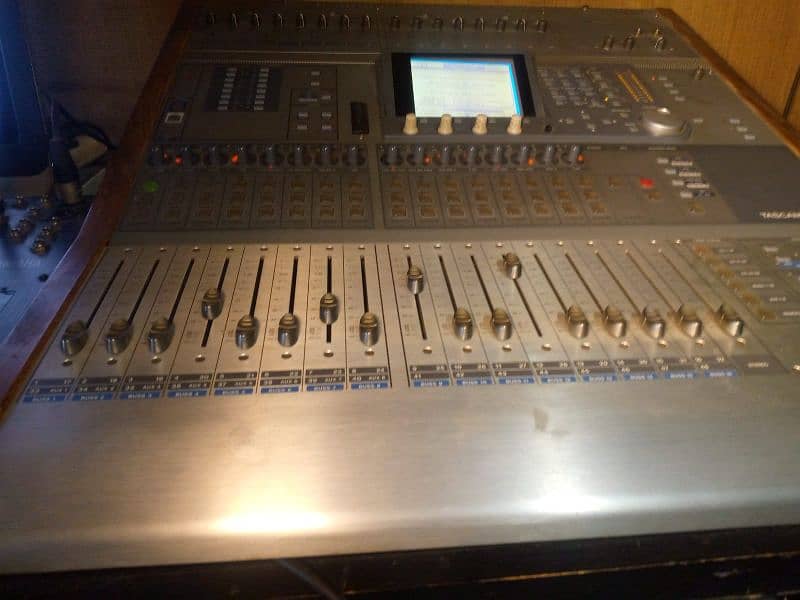 Tascam DM-3200 / Digital Mixing Console / dj mixer 5