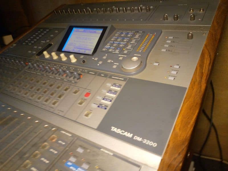 Tascam DM-3200 / Digital Mixing Console / dj mixer 7