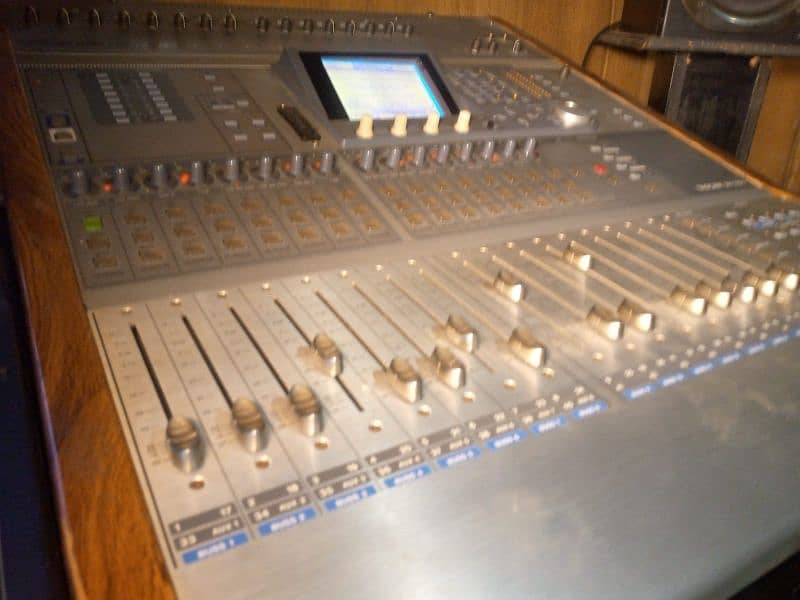 Tascam DM-3200 / Digital Mixing Console / dj mixer 8