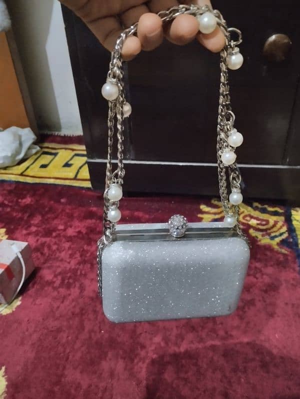 bride hand clutch 2