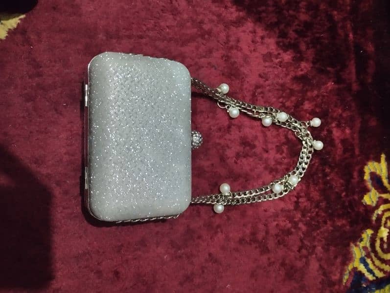 bride hand clutch 3