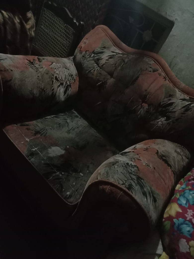 Sofa set available for urgent sale 2