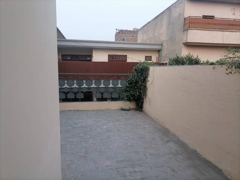 Prime Location House Sized 10 Marla Is Available For sale In Gulberg 10