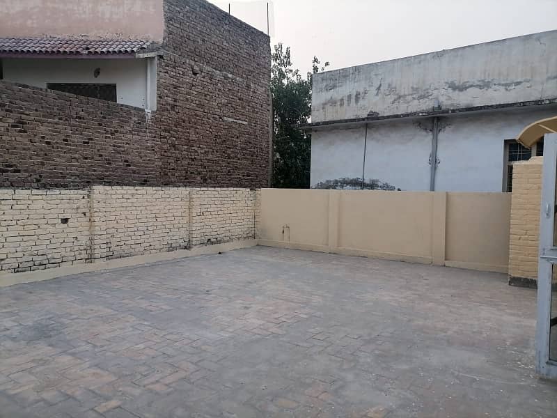 Prime Location House Sized 10 Marla Is Available For sale In Gulberg 15