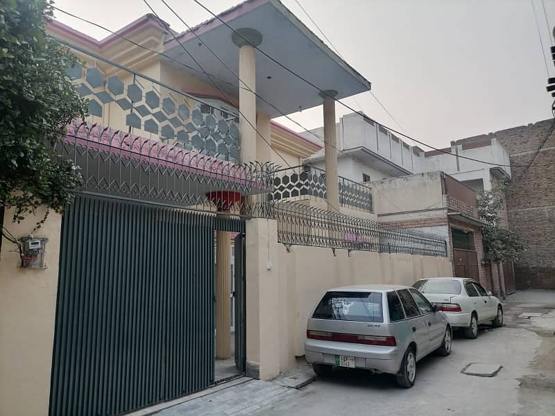 Prime Location House Sized 10 Marla Is Available For sale In Gulberg 18