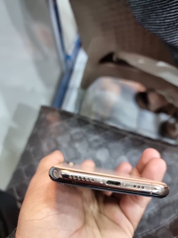 iPhone XS  factory unlock 1