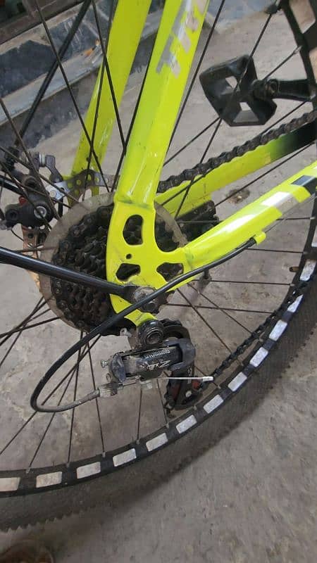 mountain bicycle 26 inchis shimano gears with front shok absorbers 3