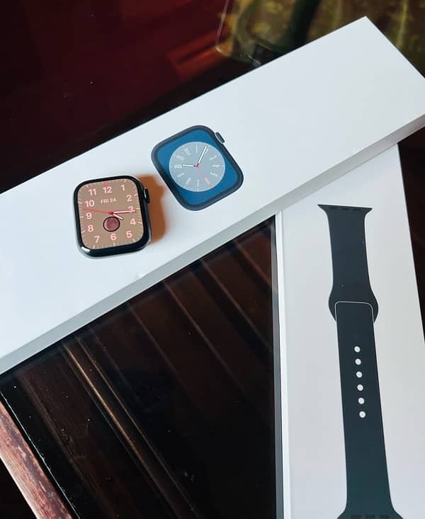 Apple Watch - Series 8 (41mm) 1