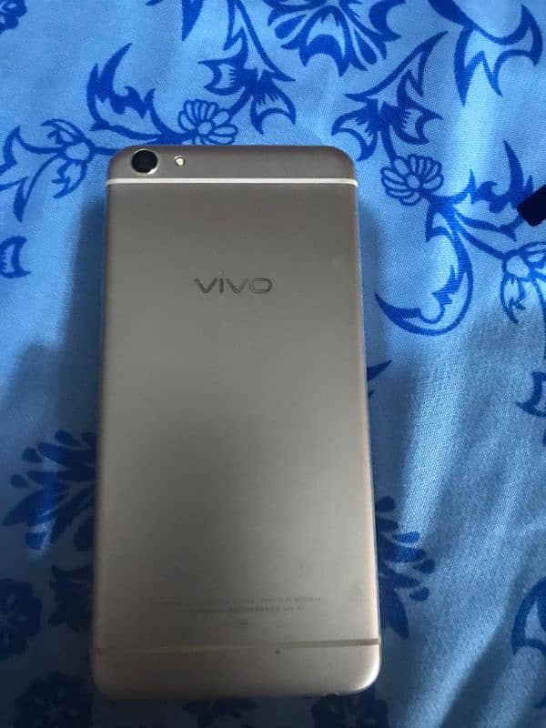 [2]Do phone hai aik  vivo V11i or aik vivo x7 hai 11