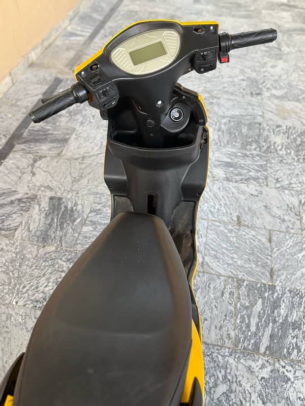 Yj future Electric scooty Up for sale 3