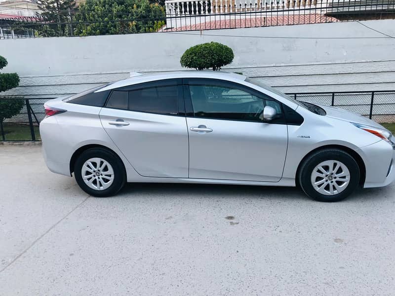 Toyota Prius 2016 Model First owner Total Genuine 3