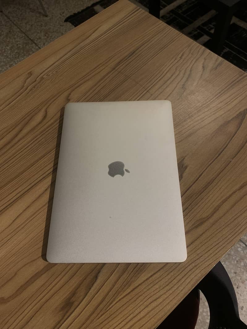 Macbook Pro 2017 8gp 256gp 4