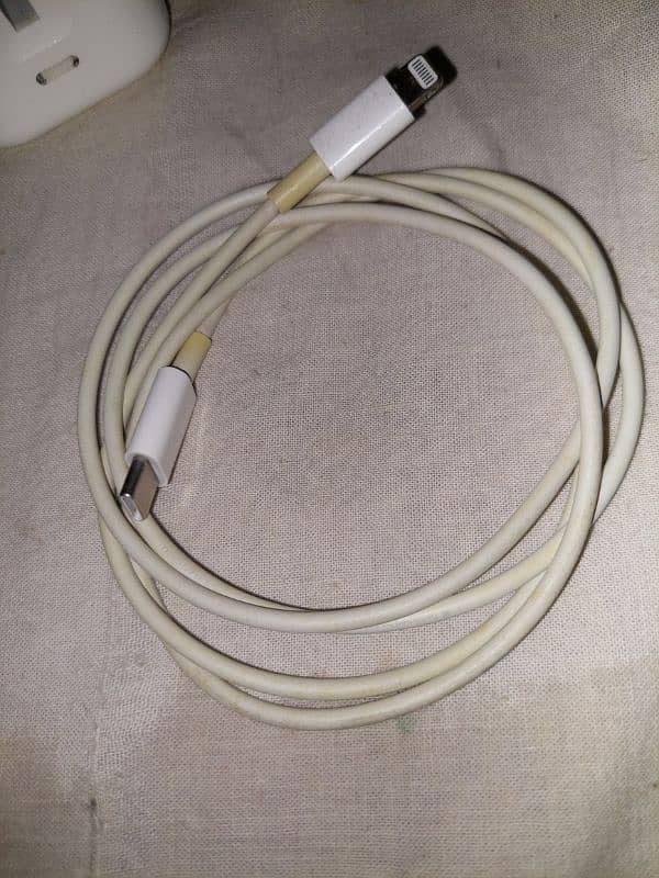 iphone 100% original adapter 20 Watt and cable. 2