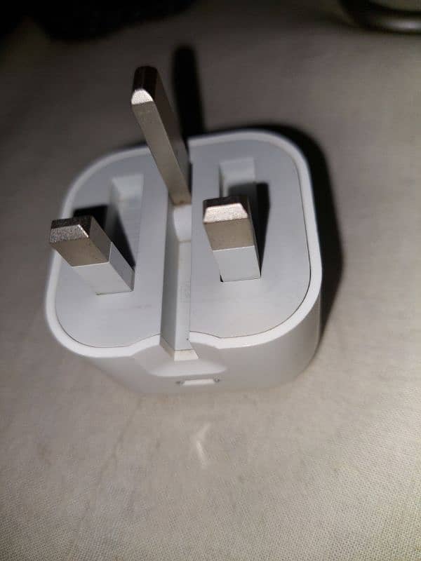 iphone 100% original adapter 20 Watt and cable. 3