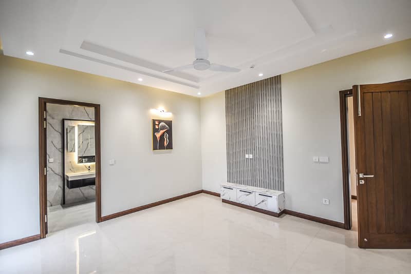 Classical 01 Kanal Bungalow For Sale In DHA Phase 7 Near To Carrefour 27