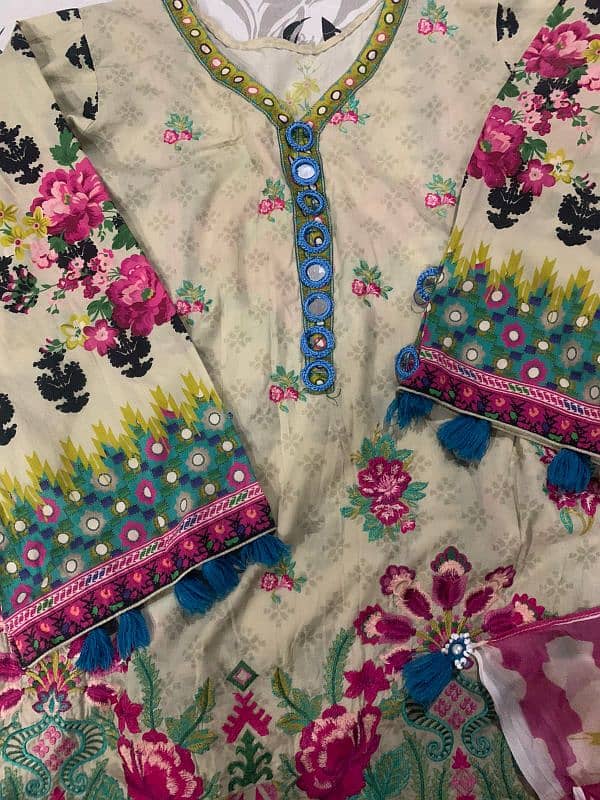 Sapphire 3pc lawn suit embroidred 4