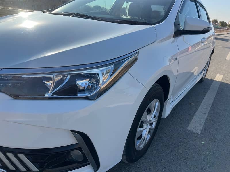 Toyota Corolla GLI 2018 super white bumper to bumper 100% 3