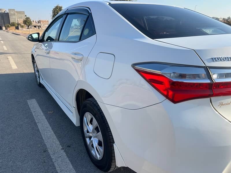 Toyota Corolla GLI 2018 super white bumper to bumper 100% 4