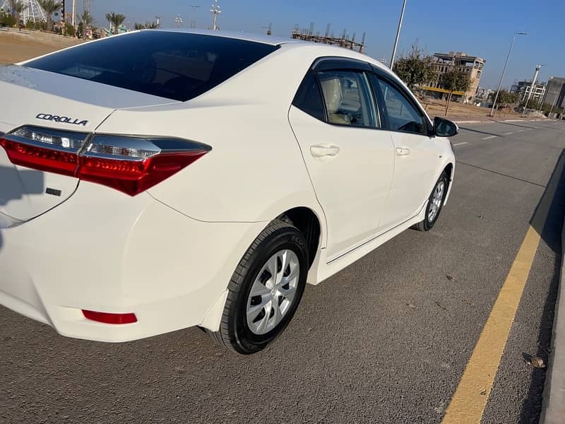 Toyota Corolla GLI 2018 super white bumper to bumper 100% 5