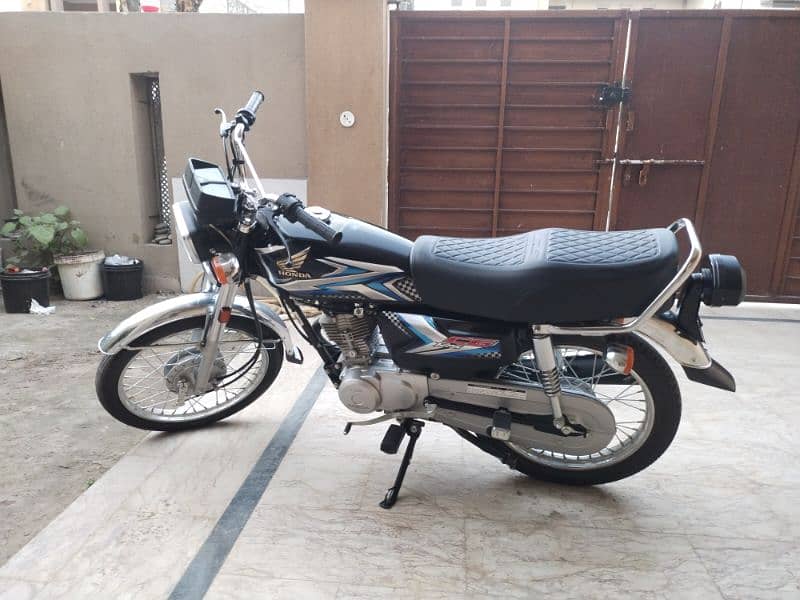 CG 125 2025 model black color new condition only used 350 km 1