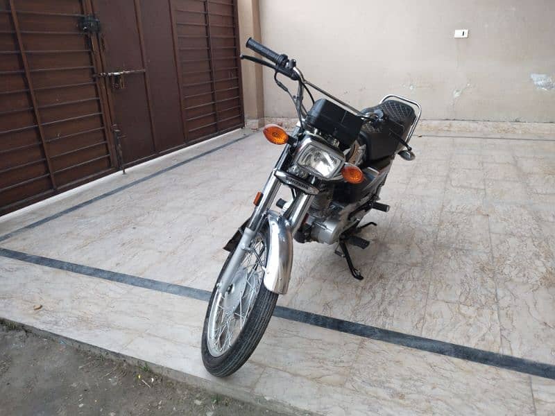 CG 125 2025 model black color new condition only used 350 km 2