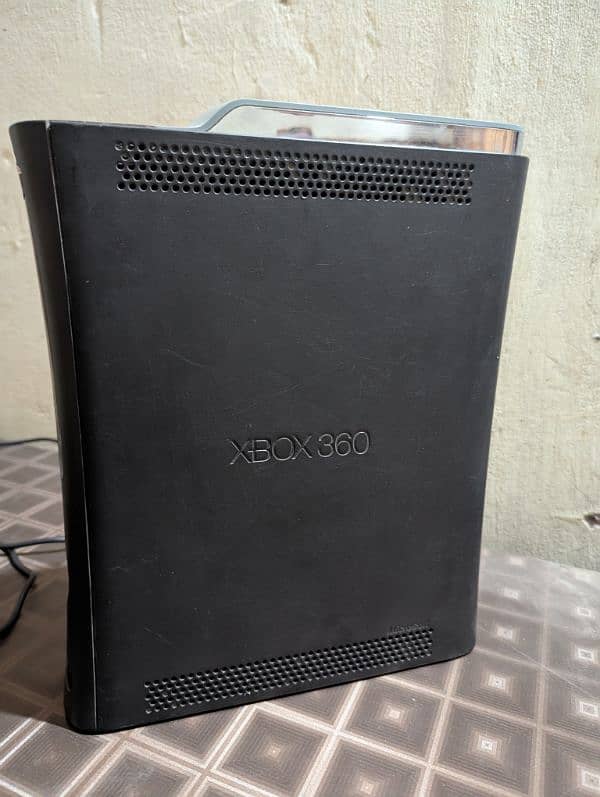 Xbox 360 250GB with 2 Wireless controller 3