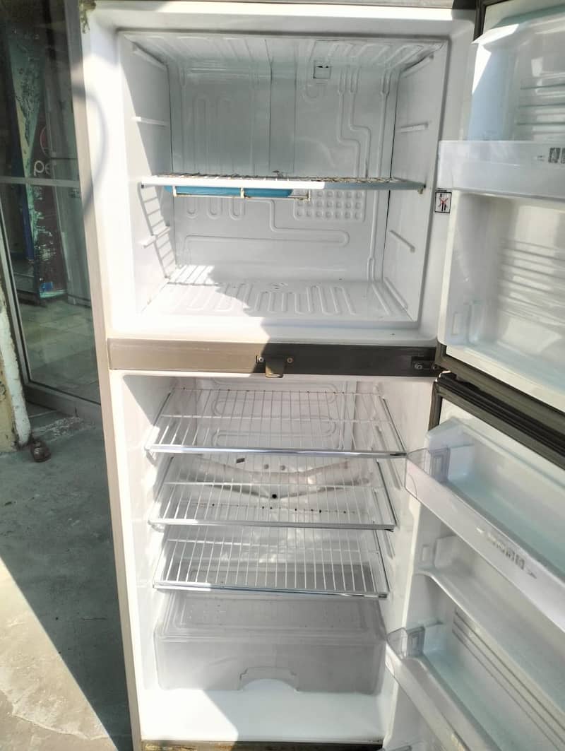 Dawlance fridge medium size (0306=4462/443) loshaset 4