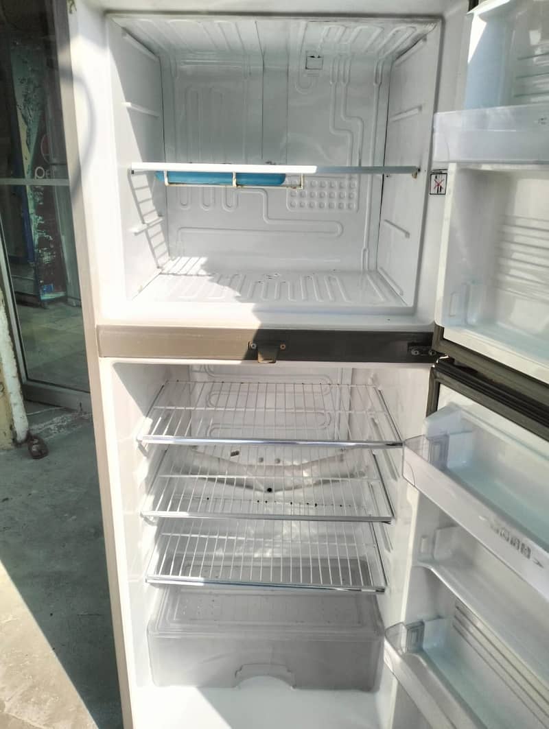 Dawlance fridge medium size (0306=4462/443) loshaset 5