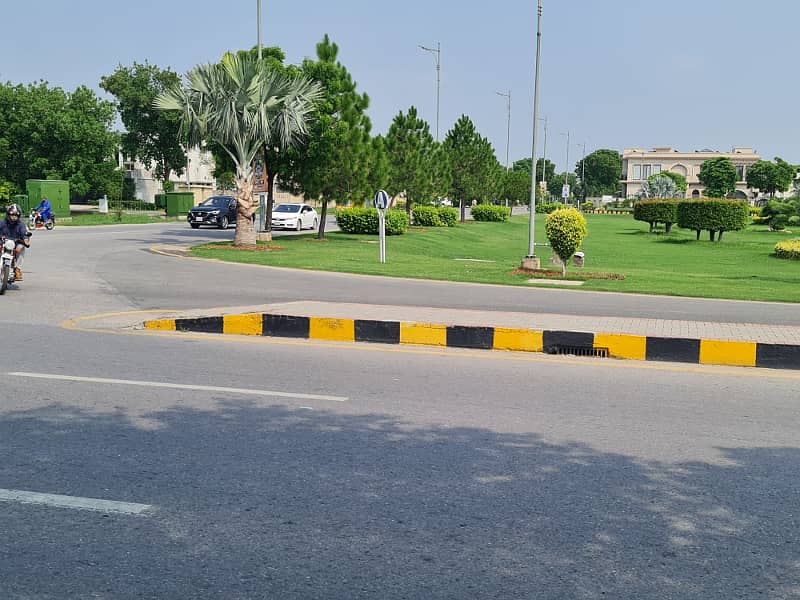 One Kanal Ideal Location Plot For Sale 2