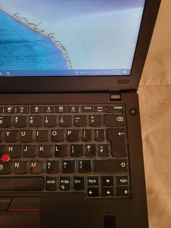 lenovo i7 7th 8/256 slim laptop 1