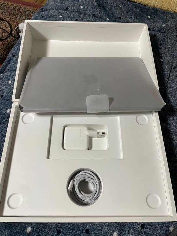 Macbook Air M3 8/256 Full box, New, 0'3'1'15'9'3'8'7'5'9 0