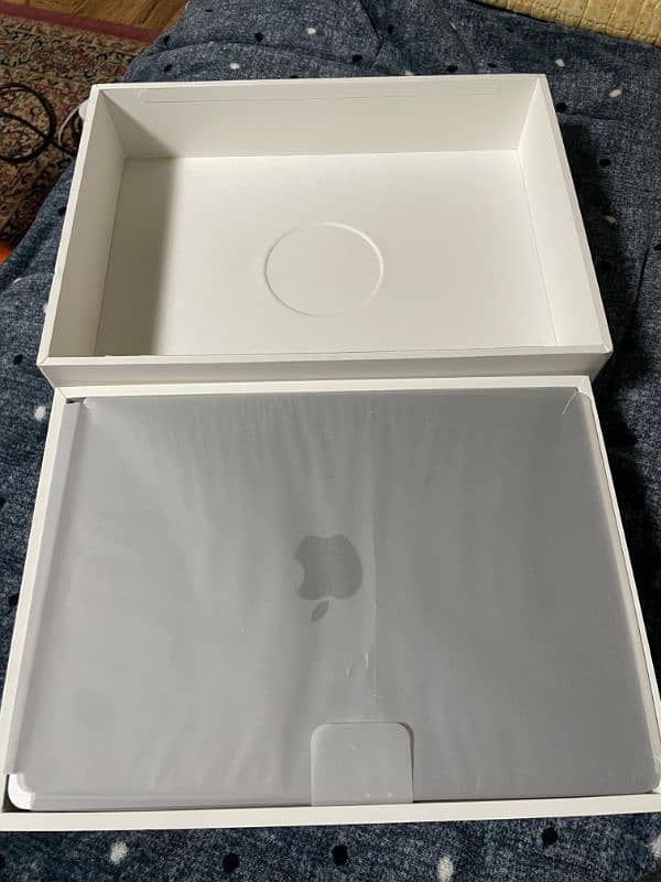 Macbook Air M3 8/256 Full box, New, 0'3'1'15'9'3'8'7'5'9 2