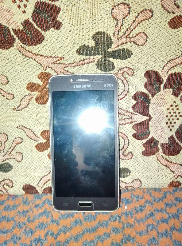 Samsung ka mobile hy sirf 9000 3