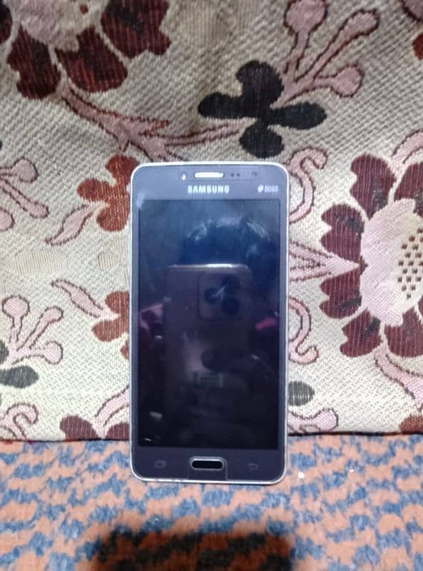 Samsung ka mobile hy sirf 9000 4