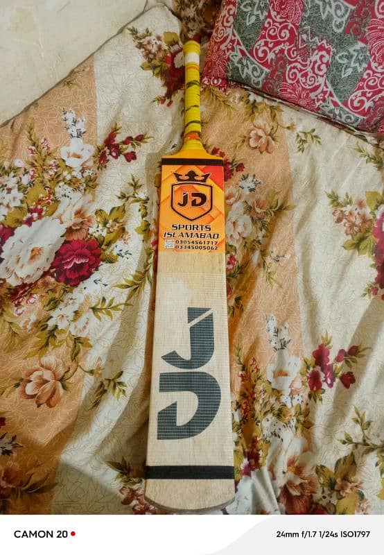 JD Sports TM Handed Bat 1