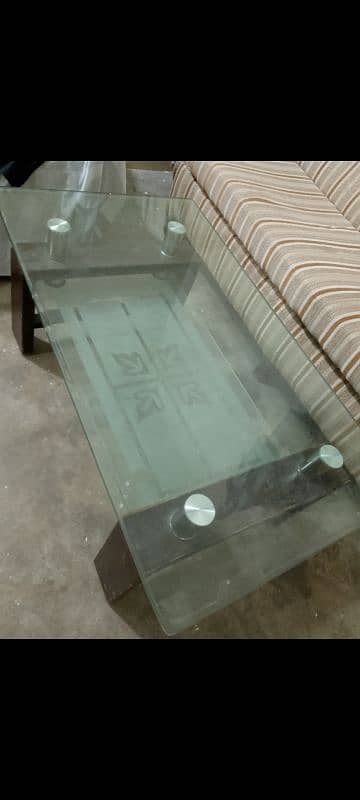 saaf condition mein table available hai. . . 5mm double glass 1