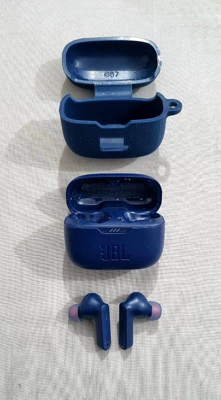 JBL Tune 230NC TWS True Wireless Noise Canceling Earbuds 2