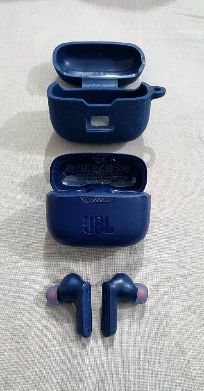 JBL Tune 230NC TWS True Wireless Noise Canceling Earbuds 4