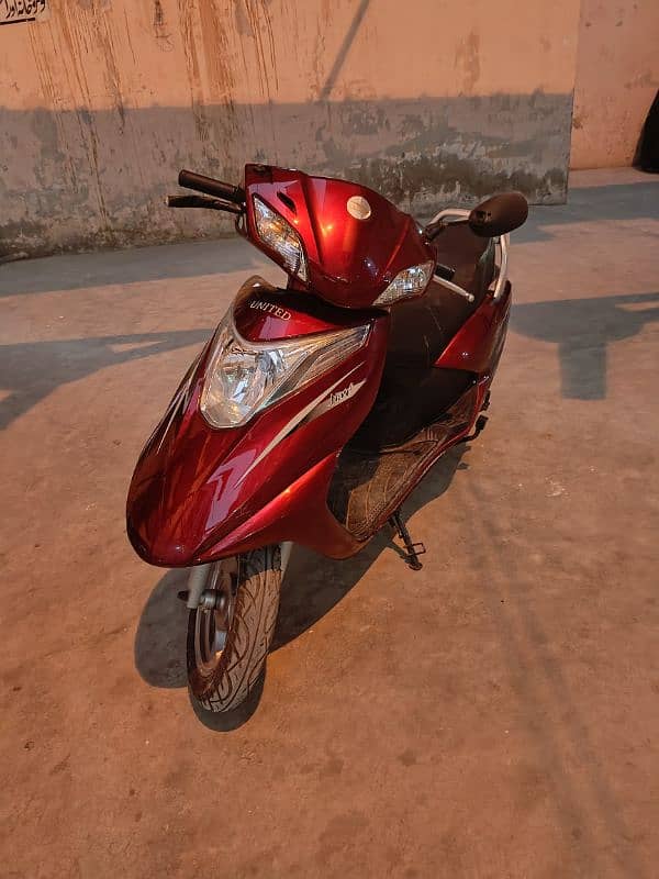 United scooty 100cc 0