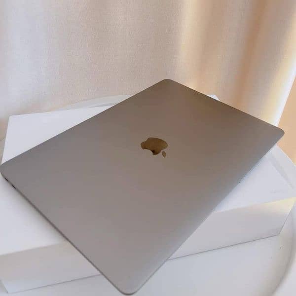 MacBook Air 2022 M2 Chip Space Gary 1