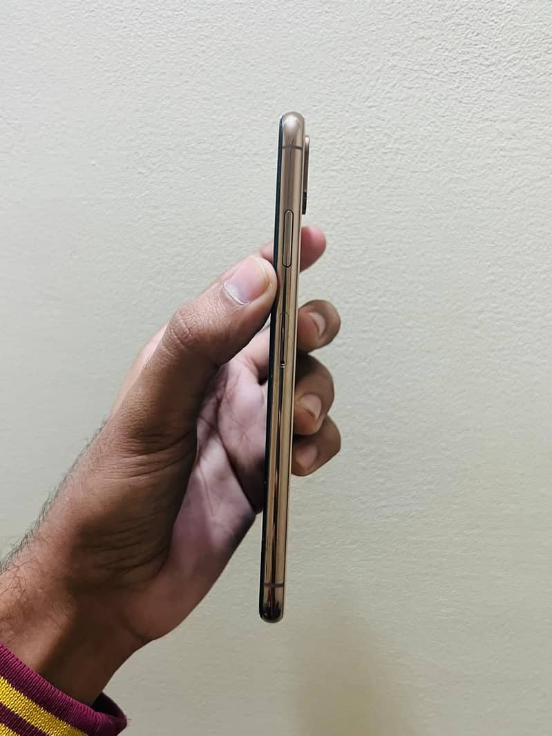 Apple iPhone XS Max 3