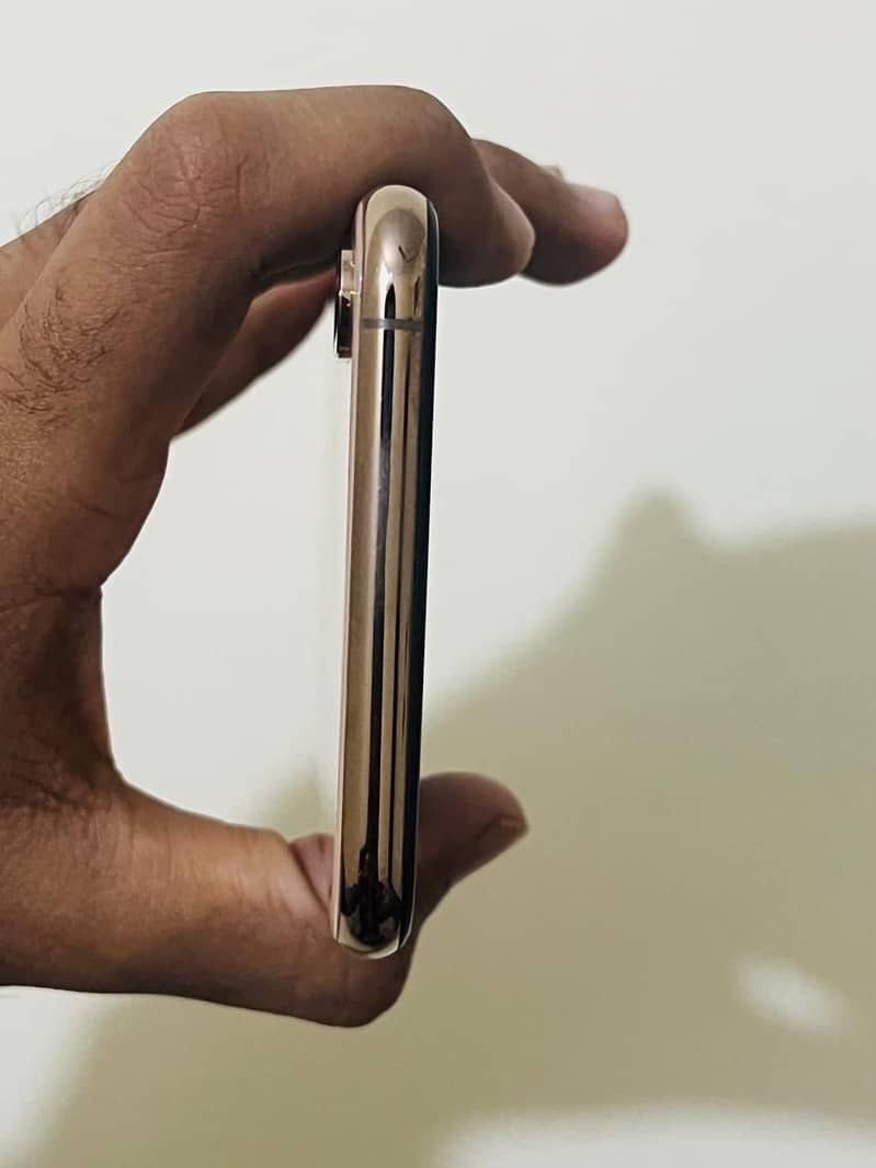 Apple iPhone XS Max 4