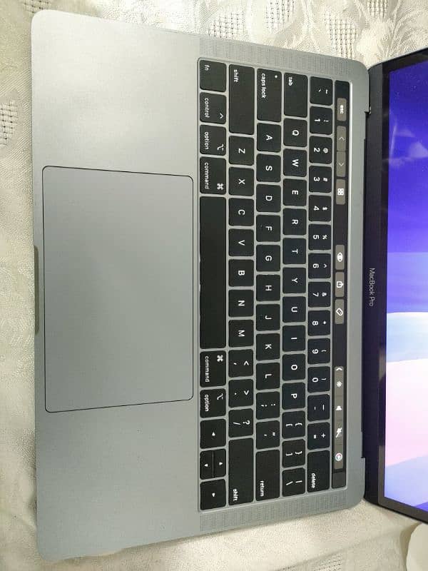 MacBook Pro 2019 - 13-Inch, Core i7, 16GB RAM, 1TB SSD, Touch Bar 5