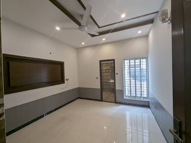 10 MARLA VIP Brand New Type Used House Double Story Available For Sale In Wapda Town Lahore 3