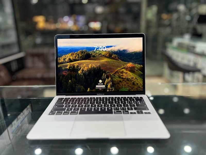 Macbook Air M1 Chip 8/512GB 5 Cycles used only 1